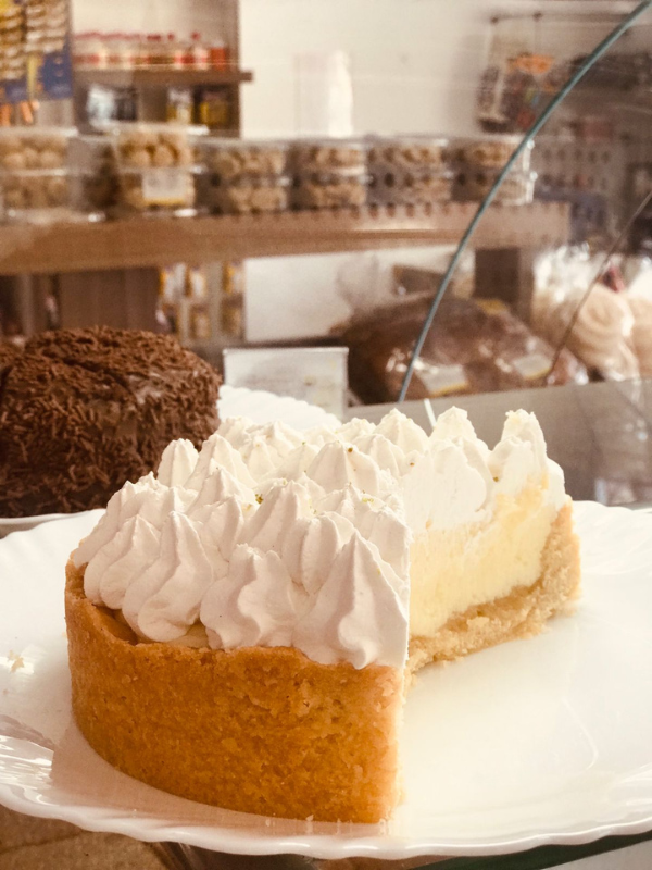 Bolos artesanais na vitrine