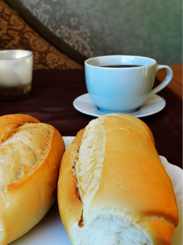Pão fresco com café